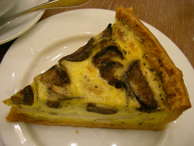 quiche s uzeným tofu a žampiony