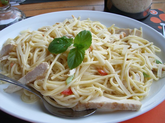 Celozrnné špagety aglio olio s kuřecími kousky