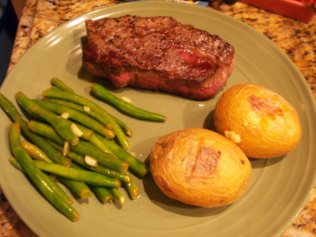 hovězí steak s fazolkami a bramborem