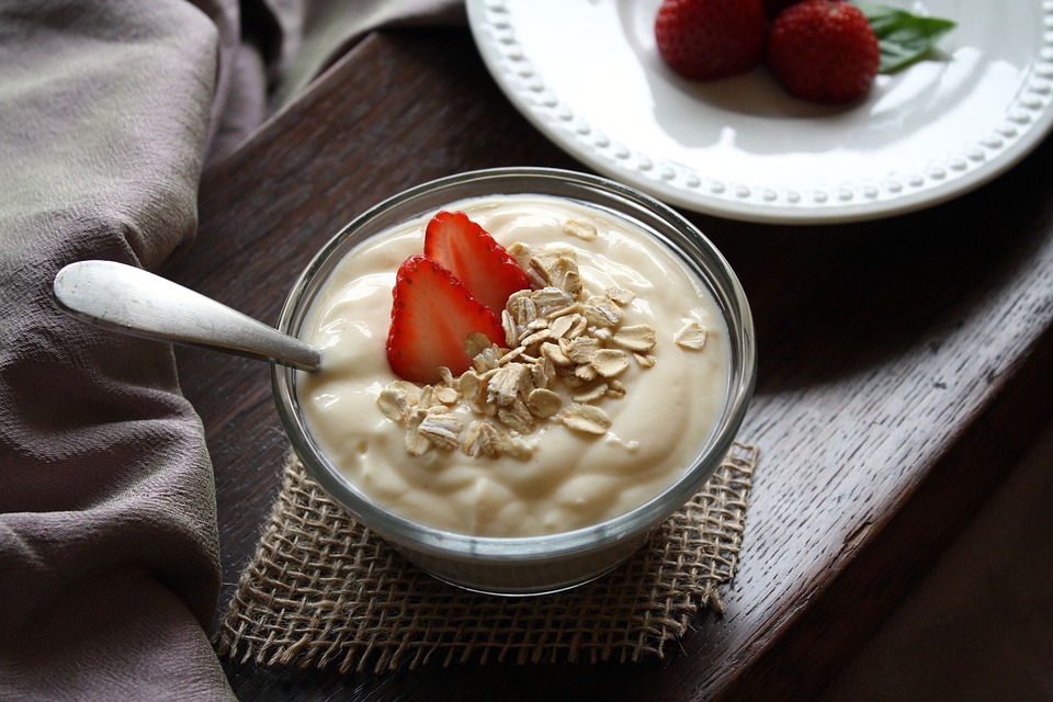 jogurt s jahodami a pečeným müsli