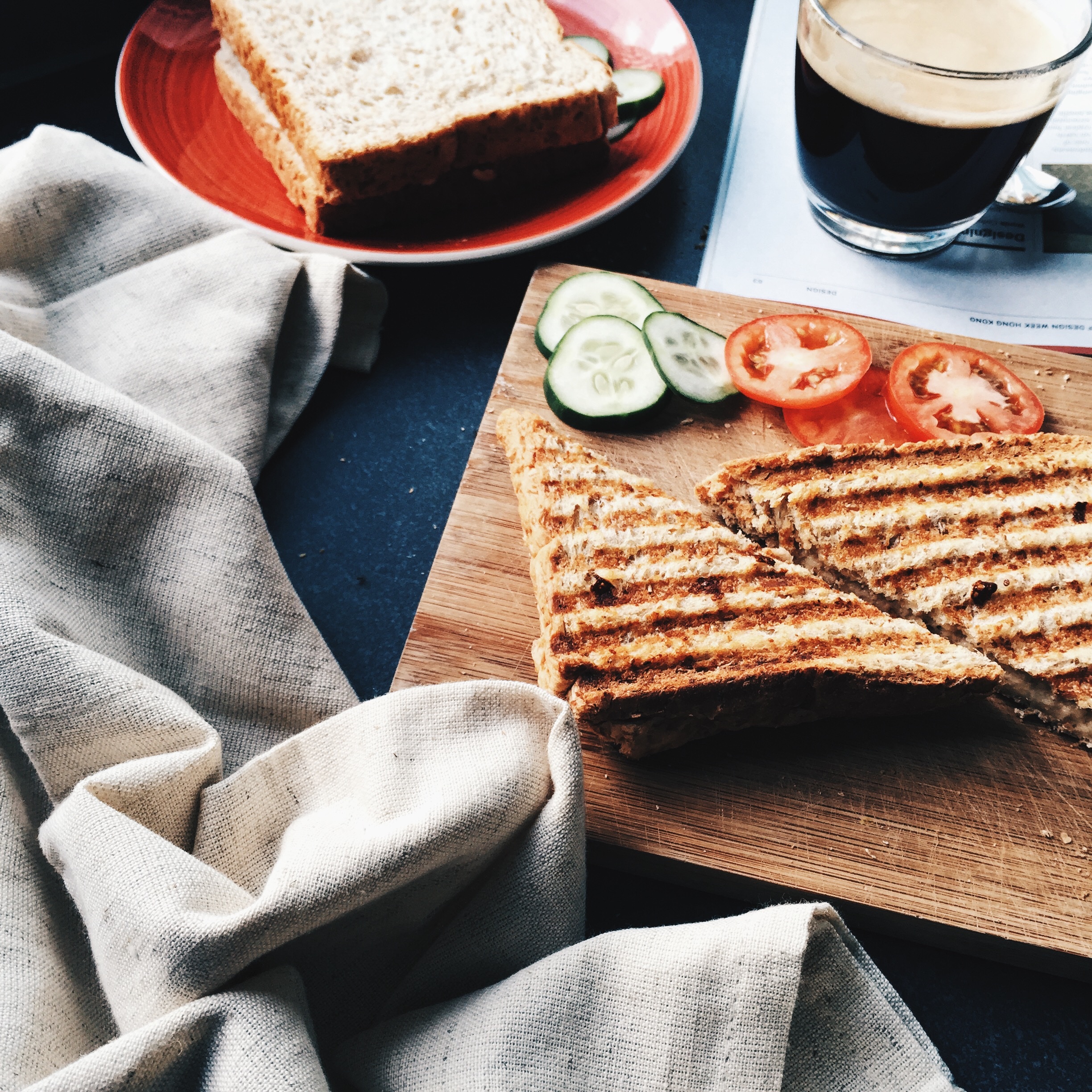 celozrnný toast se sýrem a zeleninou