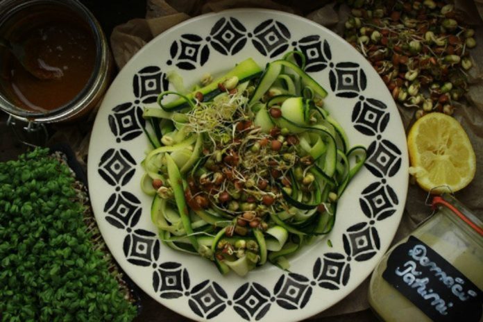 cuketove-tagliatelle-s-tahini-omackou-a-olivami