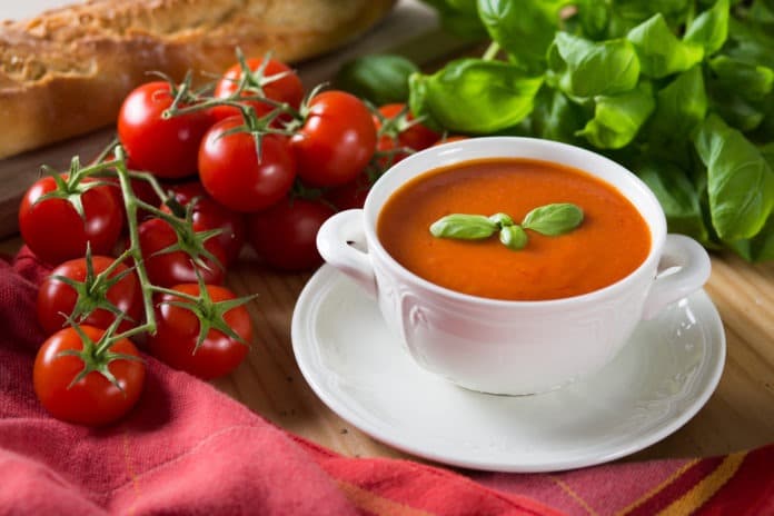 tomatová polévka s bazalkou