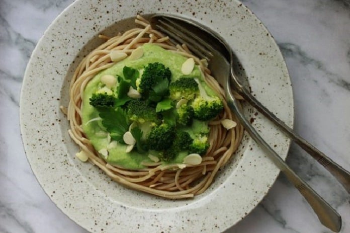 celozrnné špagety s brokolicovou omáčkou