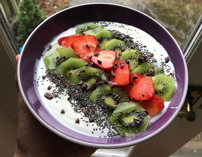 řecký jogurt s ovocem a semínky