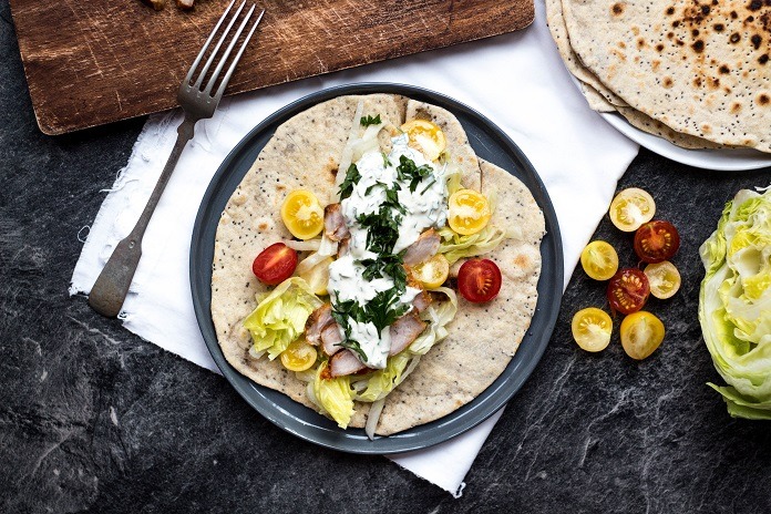 domácí celozrnná tortilla s grilovaným masem a zeleninou