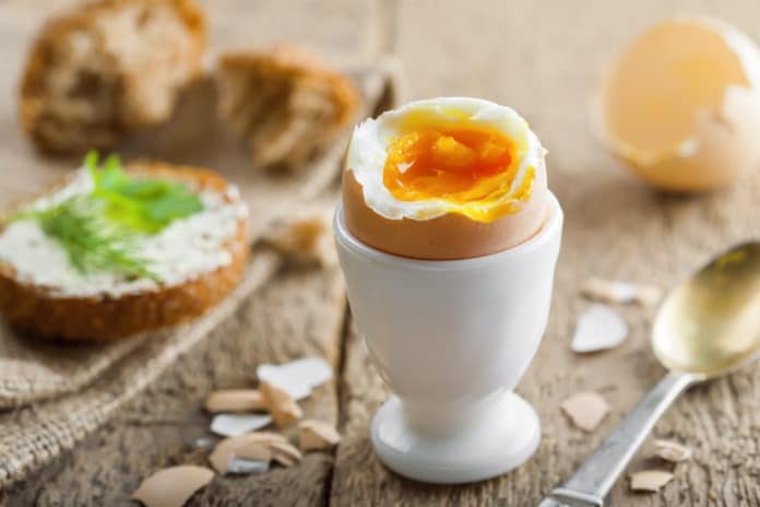 vejce naměkko s bezlepkovým chlebem