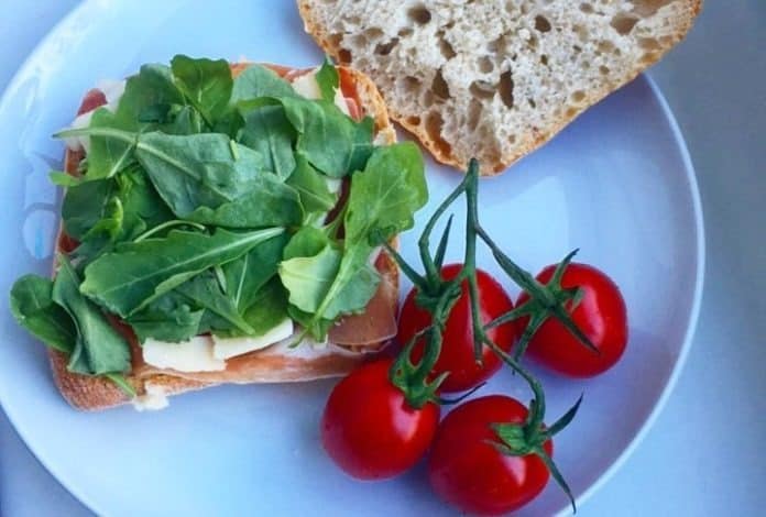 ciabatta se sušenou šunkou, parmazánem a rukolou