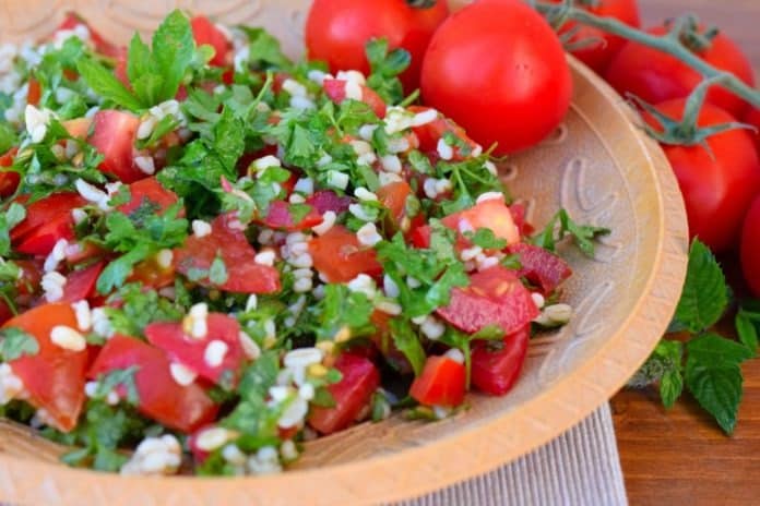 Tabbouleh aneb bylinkový salát s petrželkou a rajčaty