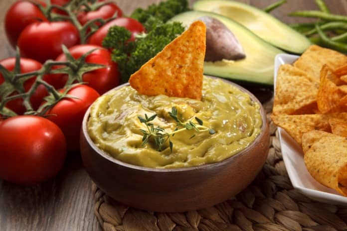 Kukuřičná tortilla s guacamole a rajčaty