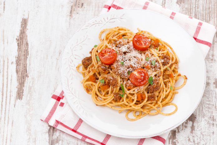 celozrnné špagety s boloňskou omáčkou a parmezánem