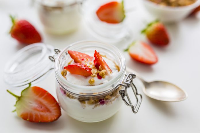 bílý jogurt s jahodami a jáhlovými vločkami