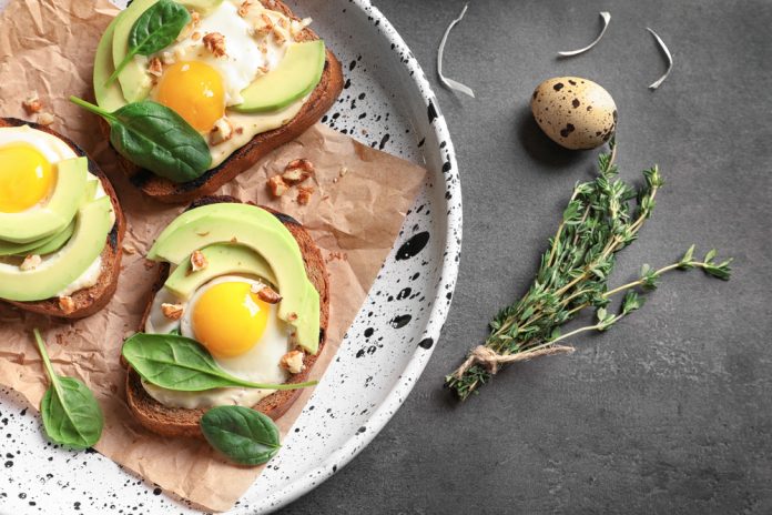 žitný toast s avokádem a vajíčkem posypaný řeřichou