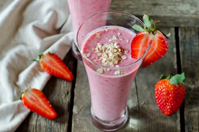 smoothie z mandlového mléka a jahod