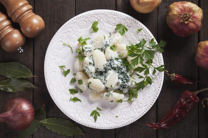 celozrnné gnocchi se špenátem a sýrem