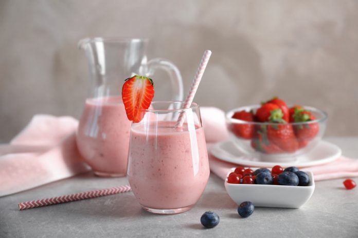 smoothie z mandlového mléka, jahod a borůvek