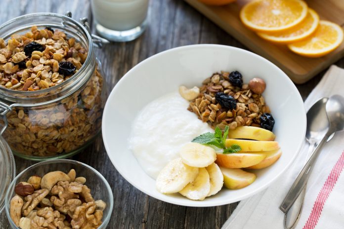 müsli s bílým jogurtem a čerstvým ovocem