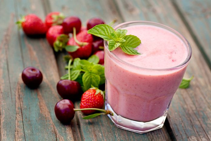 smoothie z ovoce a řeckého jogurtu s konopným semínkem