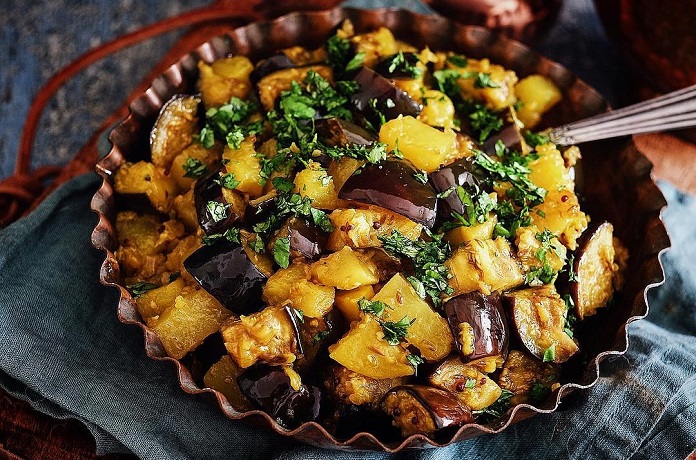 Indické Aloo baigan (brambory s lilkem)