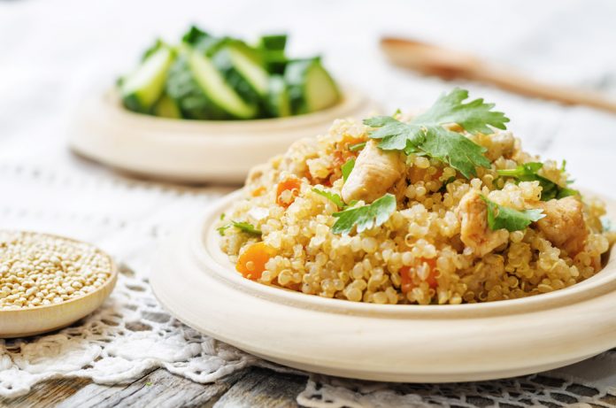 quinoa pilaf s kuřecím masem a zeleninou