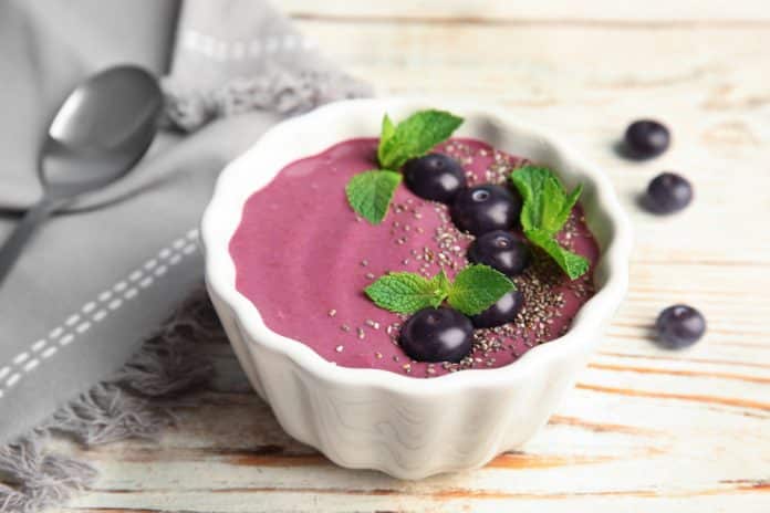 smoothie bowl s acai, borůvkami a chia semínkem