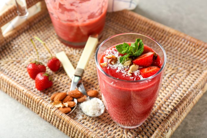 jogurtové smoothie s jahodami a mandlemi