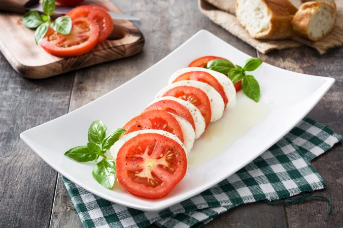 mozzarella s rajčaty a bazalkou