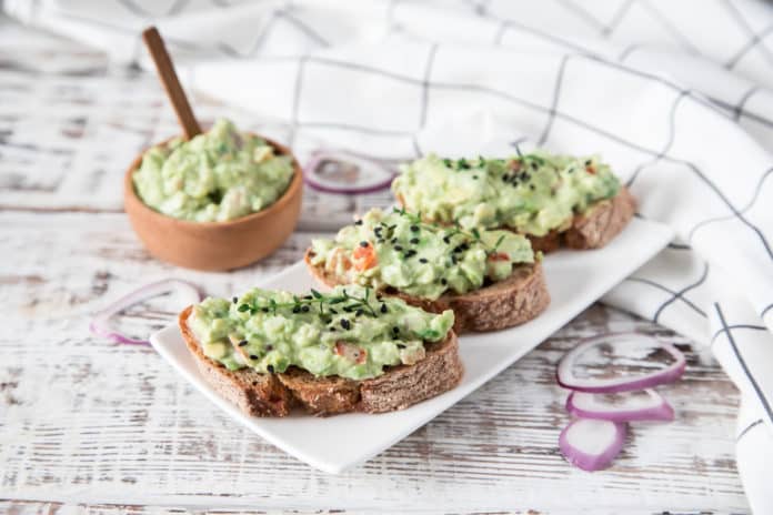 žitný chléb s černou solí a guacamole