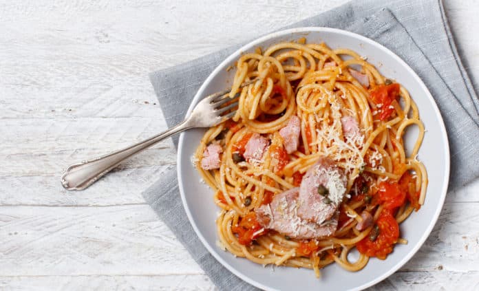 celozrnné špagety s tuňákem, olivami a rajčatovou omáčkou