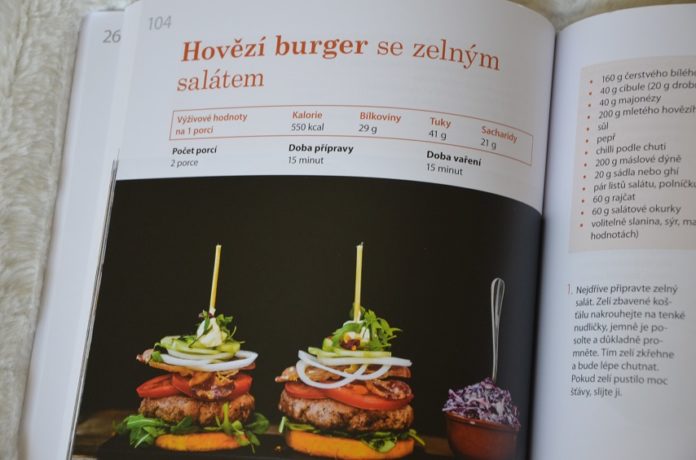 hovězí burger se zelným salátem