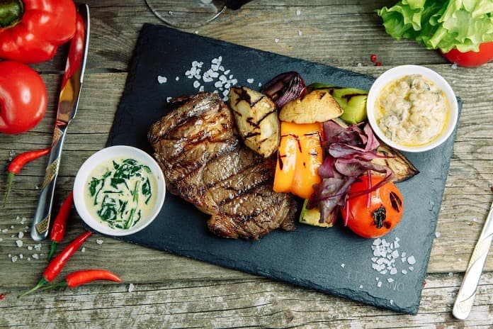 hovězí steak s pečenou zeleninou s balzamikovo-javorovým přelivem