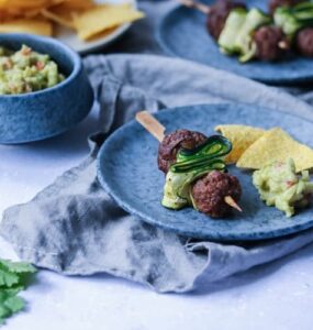 RECEPT: Masové špízy s cuketou a guacamole