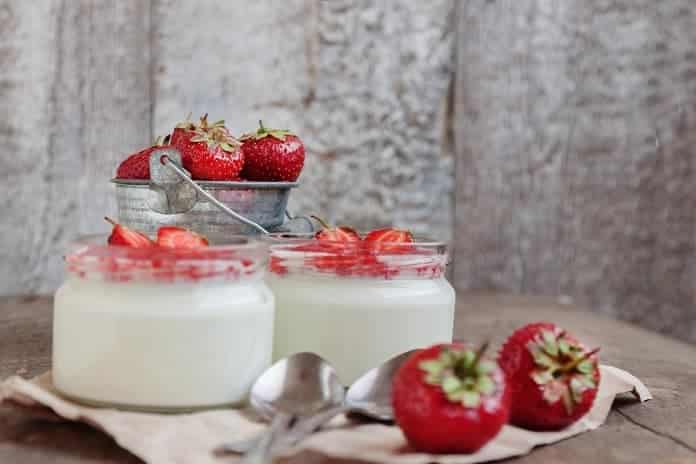 bílý jogurt s jahodami