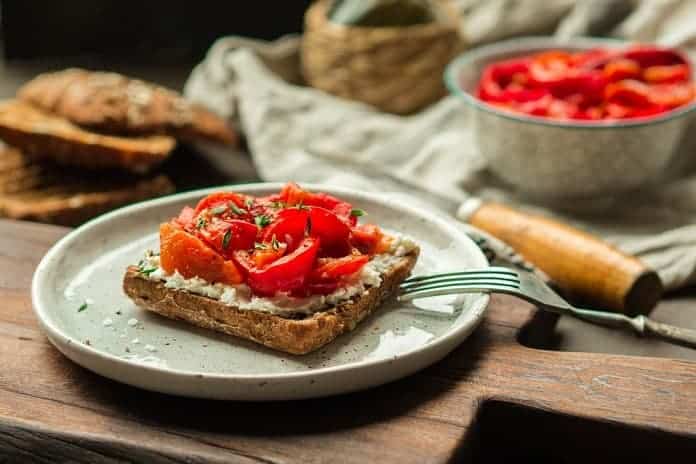 celozrnný žitný toast s ovčím sýrem, restovanými paprikami, cibulí a česnekem