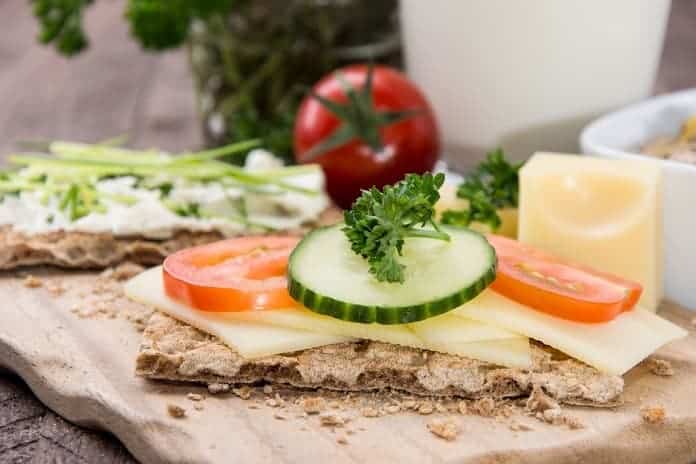 knäckebrot s tvrdým sýrem, cherry rajčaty a okurkou