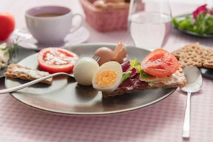 vařené vejce se žitným knäckebrotem, himalájskou solí a čerstvou zeleninou