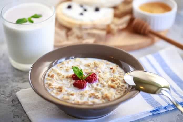 ovesná granola s mlékem, chia semínky a malinami