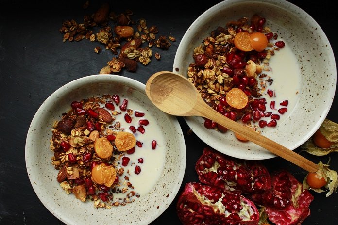 RECEPT: Výborná domácí granola s oříšky - Bezhladoveni.cz