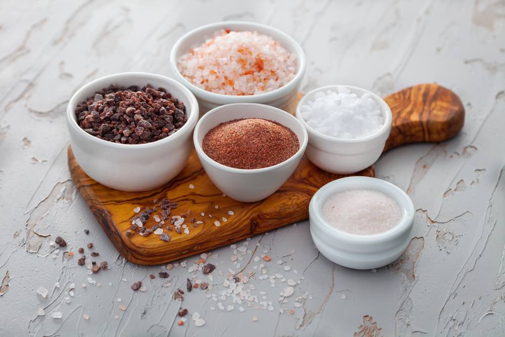 Sůl: Keltská, epsomská, himalájská a další druhy, doporučené množství i rizika nadměrného příjmu